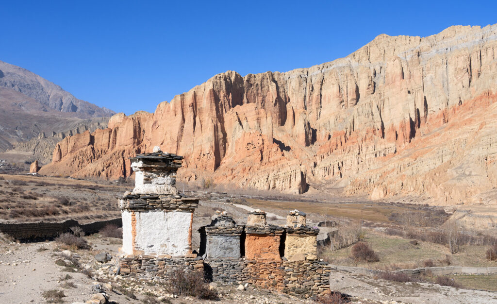 himalayan_cliffs_chortens